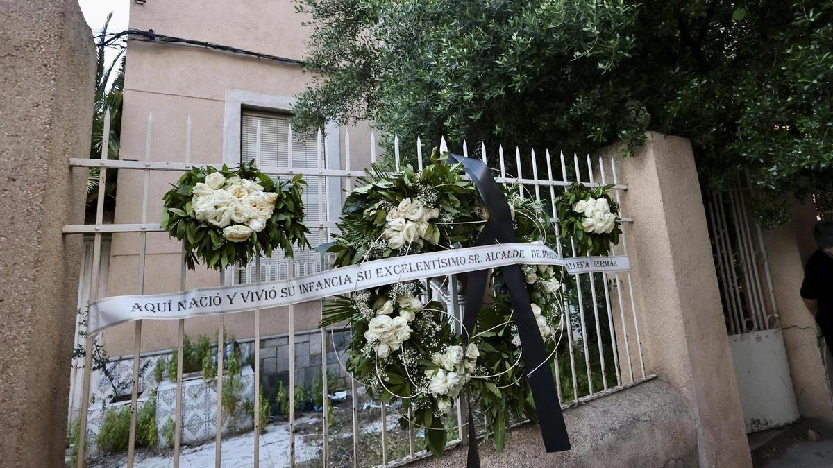 Lazo y corona de flores en la casa natal de José Ballesta