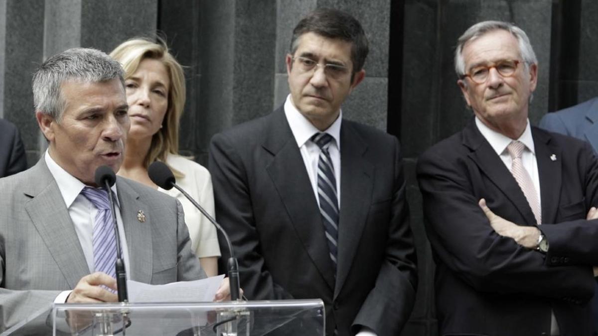 El presidente de la ACVOT, José Vargas, junto a la entonces vicepresidenta Joana Ortega, el lendakari Patxi López y el alcalde Xavier Trias, durante la conmemoración del 25º aniversario del atentado de Hipercor, el 19 de junio del 2012.