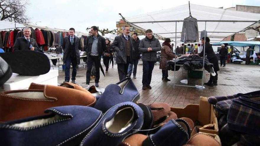 El delegado territorial de la Xunta representantes municipales en la feria de A Bandeira. // Bernabé/Gutier