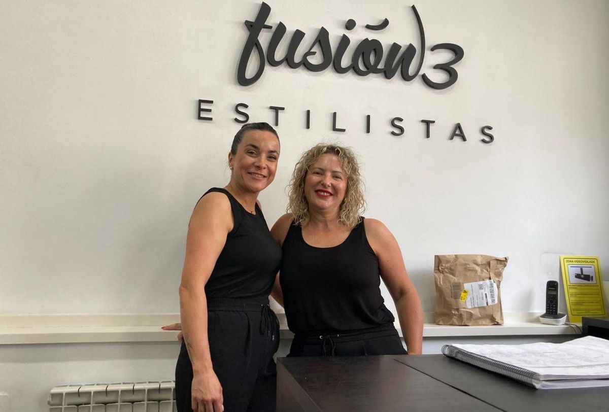 Las autónomas Yolanda García y Marta Campa, en su peluquería avilesina. | F. L. J.