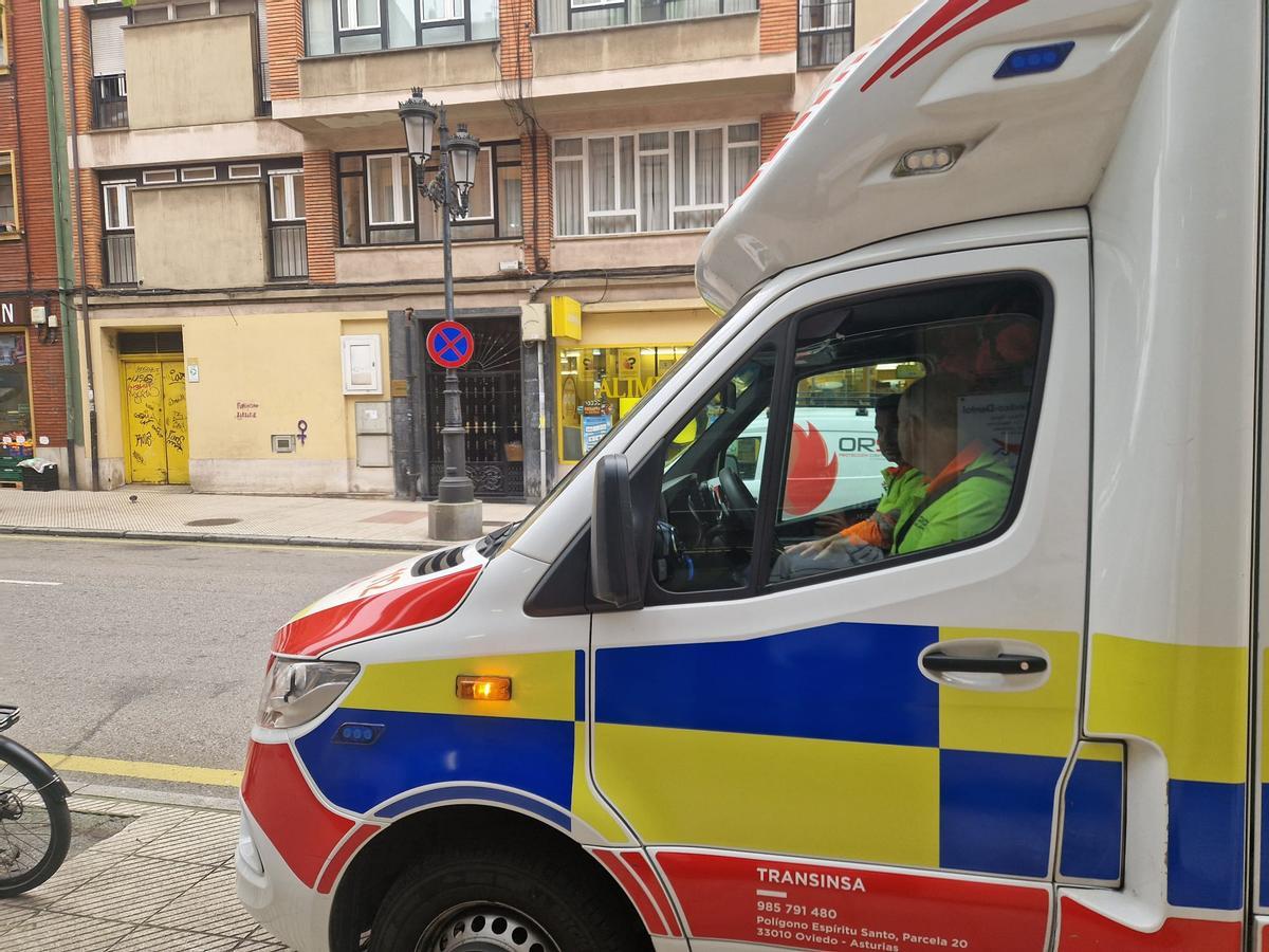 La ambulancia, frente al edificio del despacho donde sufrió una puñalada el abogado Fausto Suárez, en Oviedo.