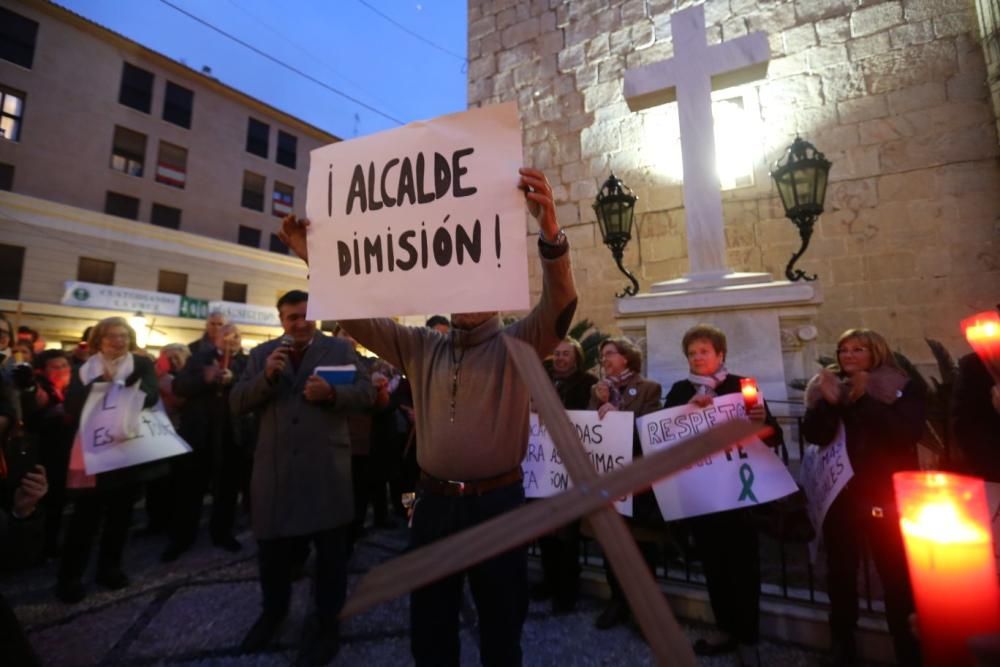 Unos 300 vecinos se concentran en la plaza de España para defender la Cruz ante su inminente retirada y con un espectacular despliegue de Guardia Civil para evitar incidentes.