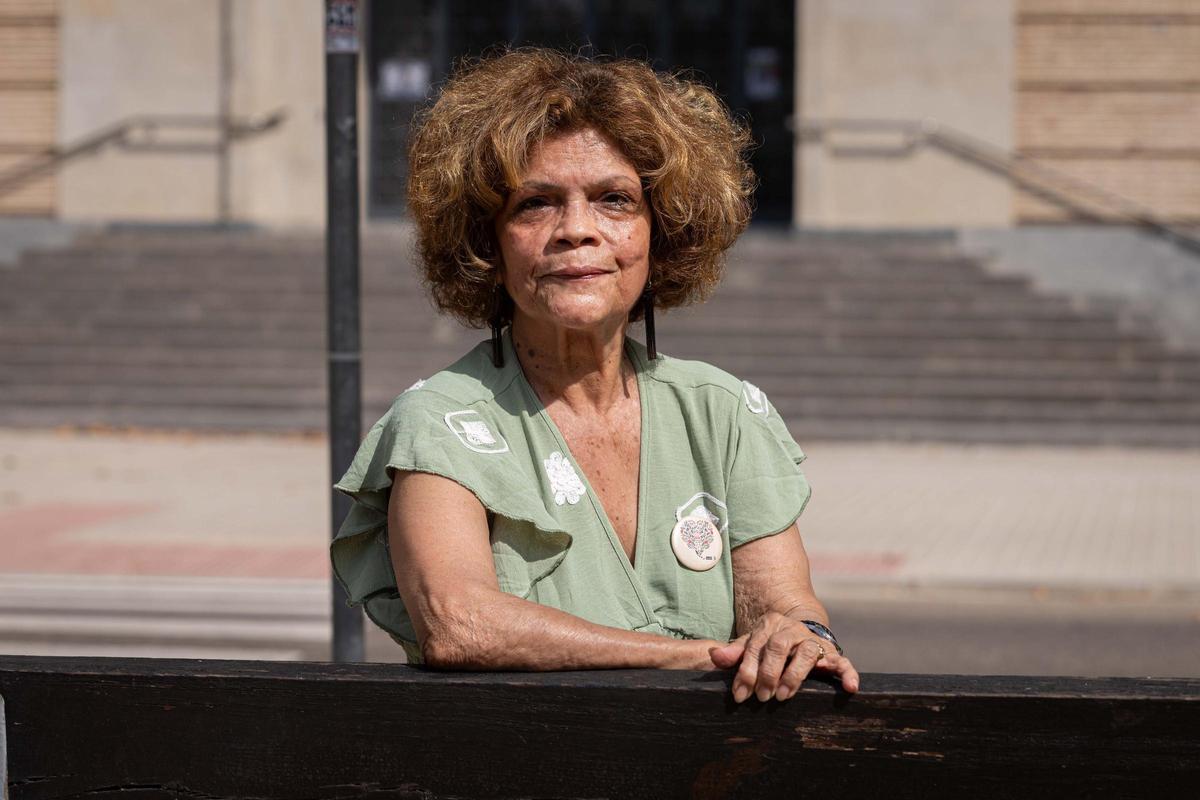 Elsie Jeanette posa a las puertas de la facultad de Filosofía y Letras de la Universidad de Zaragoza.
