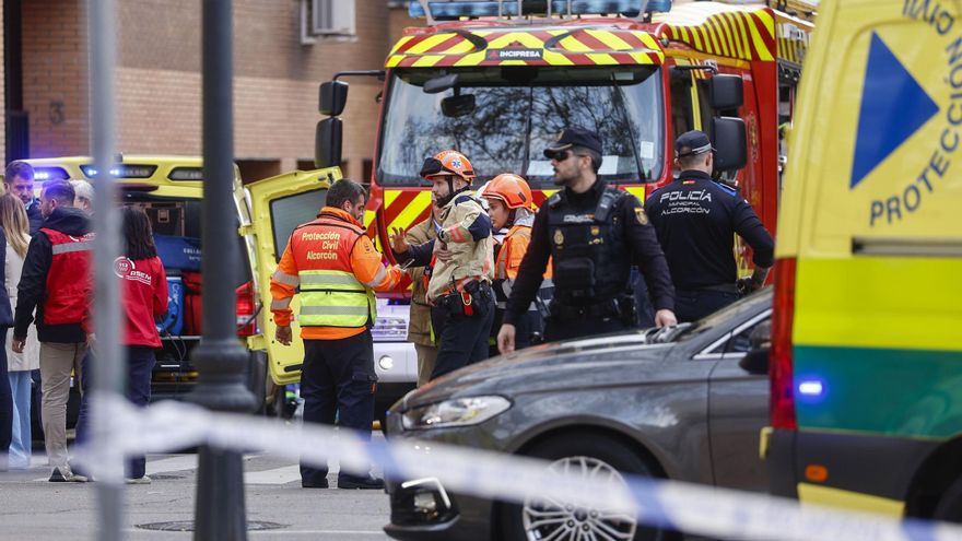 Dos bomberos muertos y seis heridos por un incendio en un garaje en Alcorcón tras la explosión de un coche eléctrico