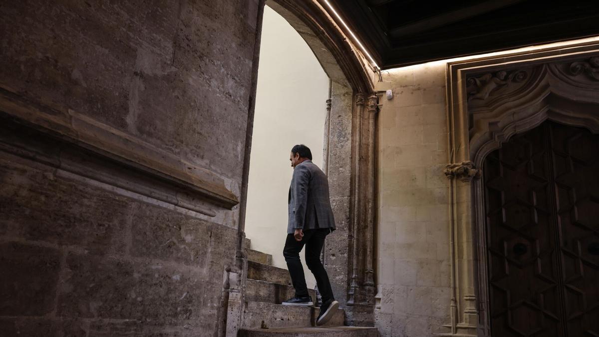 El president de la Generalitat, Juanfran Pérez Llorca, a su salida de una rueda de prensa, en diciembre.