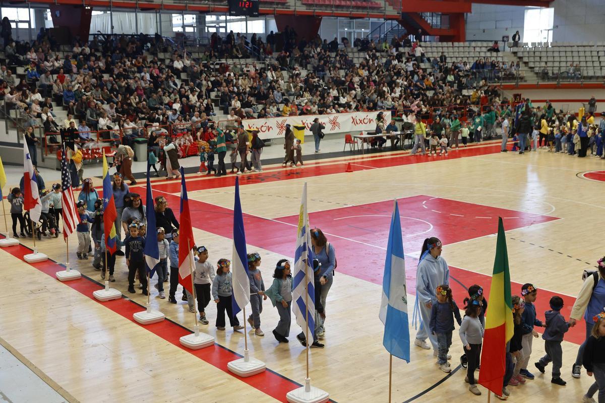 «Mandilones de colores» clama en Gijón por la diversidad y paz: en imágenes