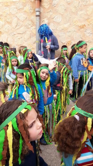 Alumnos, familiares y docentes han lucido colorido y creatividad en Vilafranca.