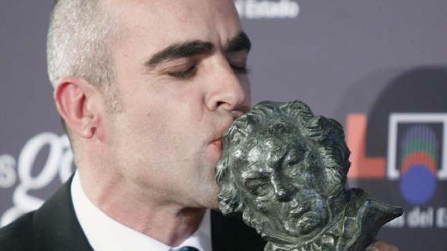 Luis Tosar besa un premio Goya.