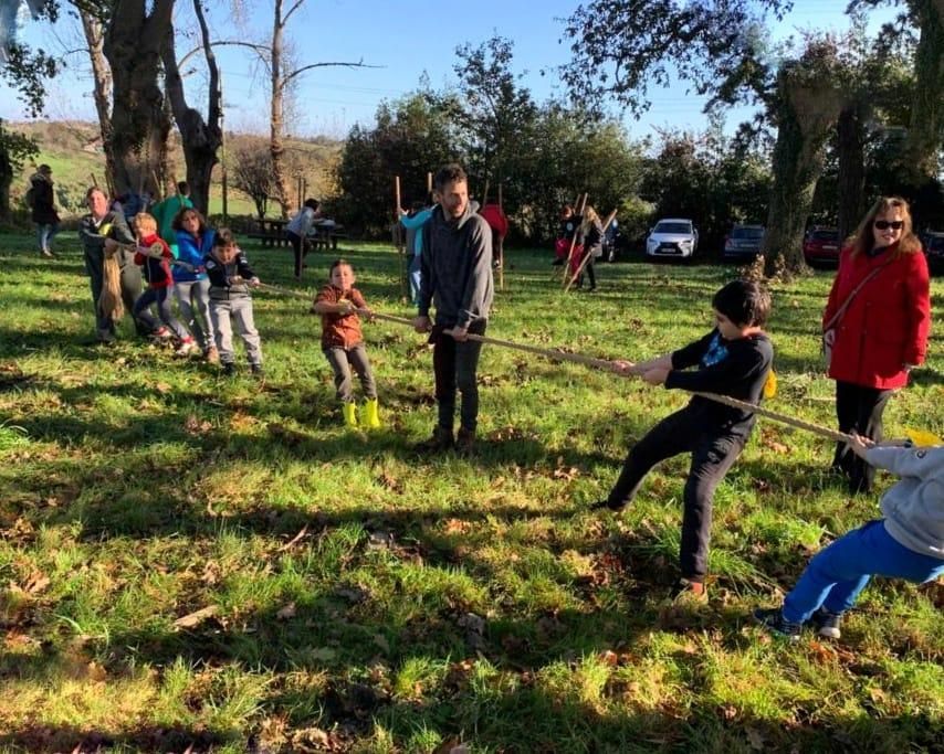 Entre castañas, zancos y gaitas en el amagüestu del CRA Les Mariñes, en Villaviciosa