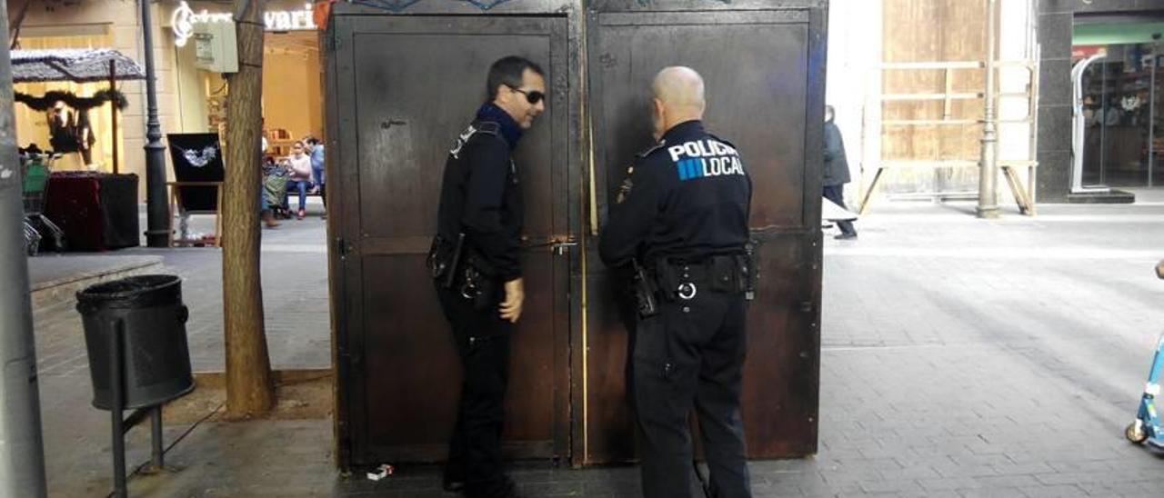 La Policía Local revisaba ayer el local afectado.