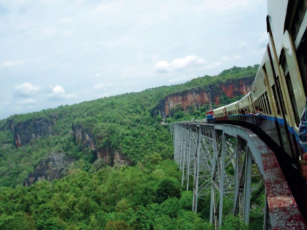 Myanmar. Baltasar opina que viajar en tren por Myanmar es quizá la mejor forma de descubrir el país. El tren de la imagen se dirige hacia el noreste cruzando el viaducto de Goteik