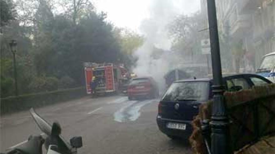 Un coche sale ardiendo y corta media hora la avenida de España