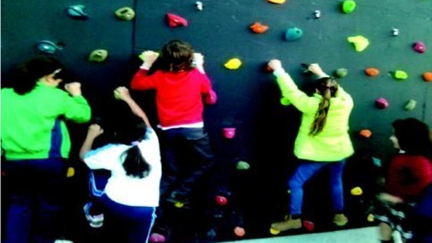 Un grupo de niños juega en una de las actividades de San Vicente de Paúl en Alicante.