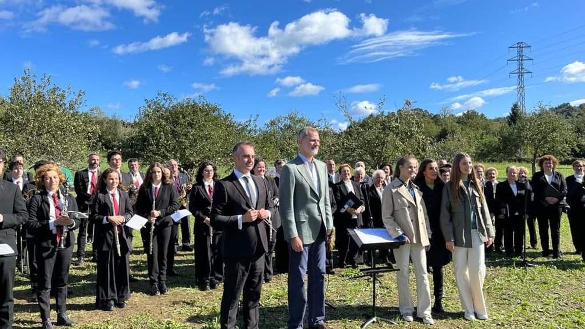 La agrupación, con los reyes y sus hijas, durante los actos por el &quot;Pueblo Ejemplar&quot; de este año, que correspondió a Arroes, Peón y Candanal