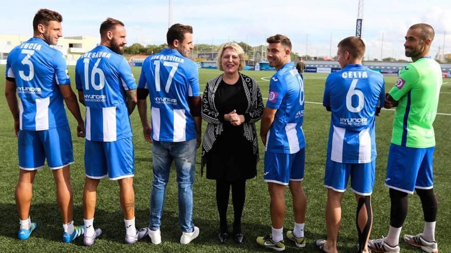 Varios jugadores del Baleares posan con las camisetas que lucirán junto a Isabel Llinás.