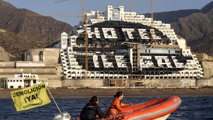 El hotel en el paraje de El Algarrobico.