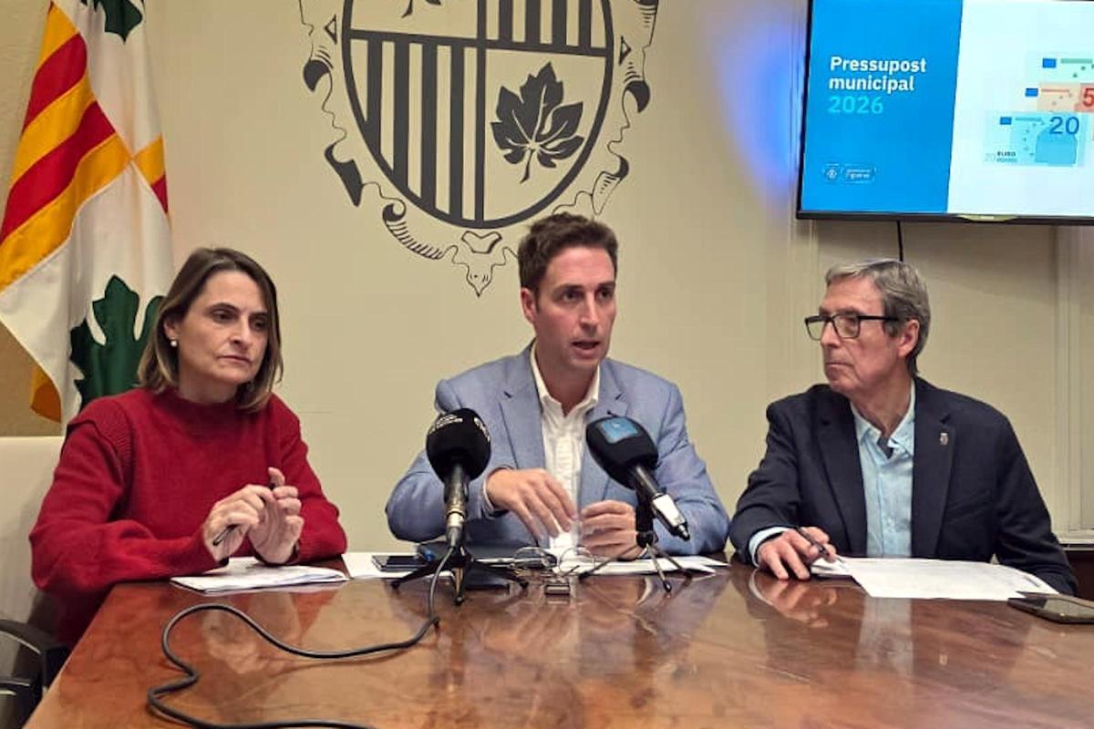 D'esquerra a dreta: la tintent d'alcalde i regidora de Serveis Urbans, Carme Martínez, l'alcalde de Figueres, Jordi Masquef; i el regidor d'Economia i Hisenda, Ramon Pastoret.