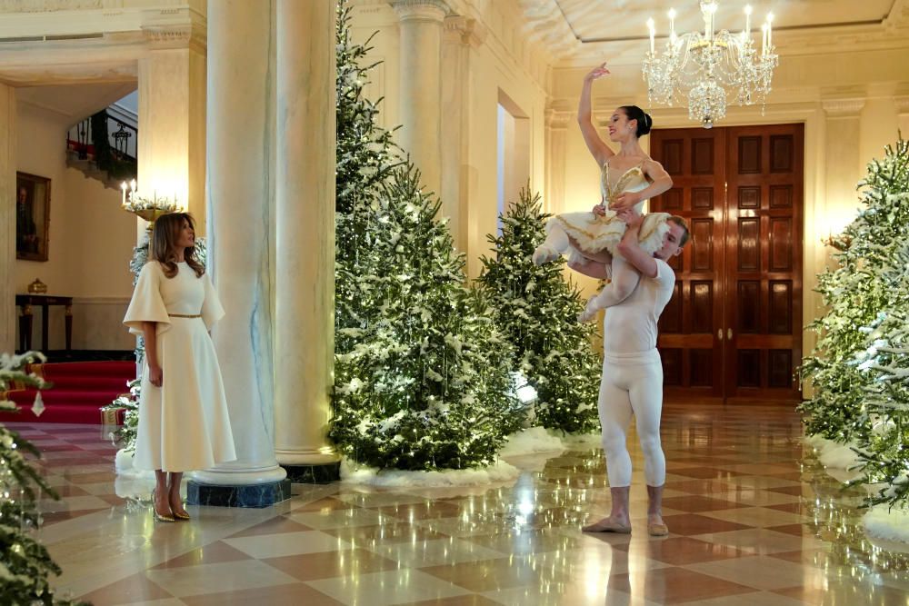 La Casa Blanca també es decora quan arriben les festes de Nadal. La primera dama, Melania Trump, és l''encarregada de mostrar als periodistes les estances decorades.