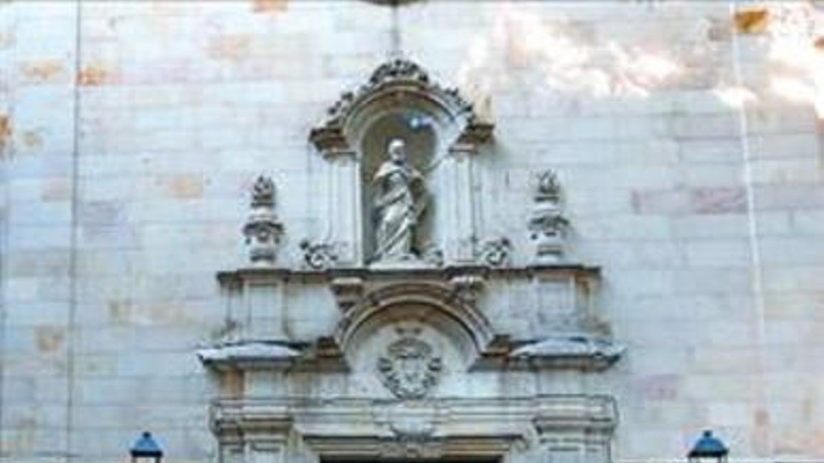 La plaza 8 Unos niños juegan delante de la iglesia de Sant Felip Neri.