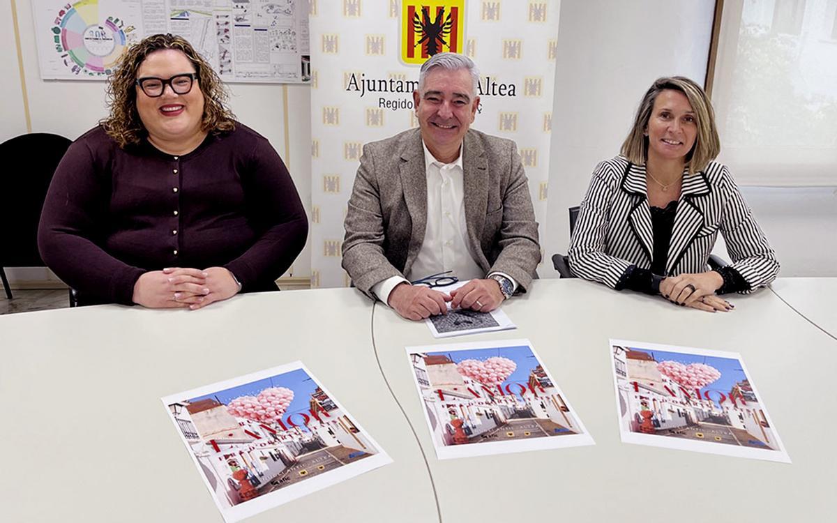 Los concejales de Cultura, Comercio y Turismo (de izquierda a derecha) presentando la Ruta del Amor 2026 en Altea.