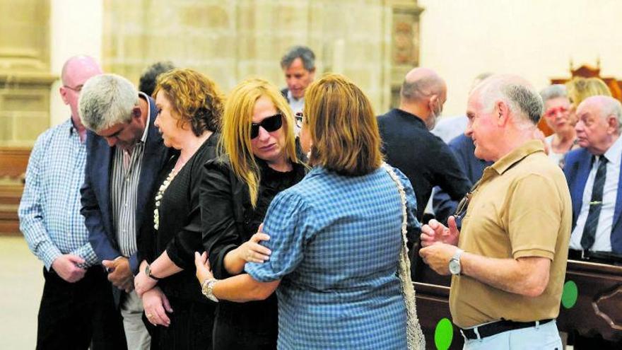 Amigos y familiares despiden a Ángel Ferrera en la catedral de Las Palmas