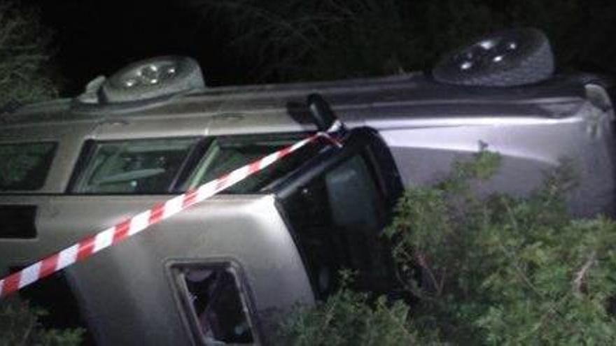 El coche cayó por un terraplén de unos tres metros.