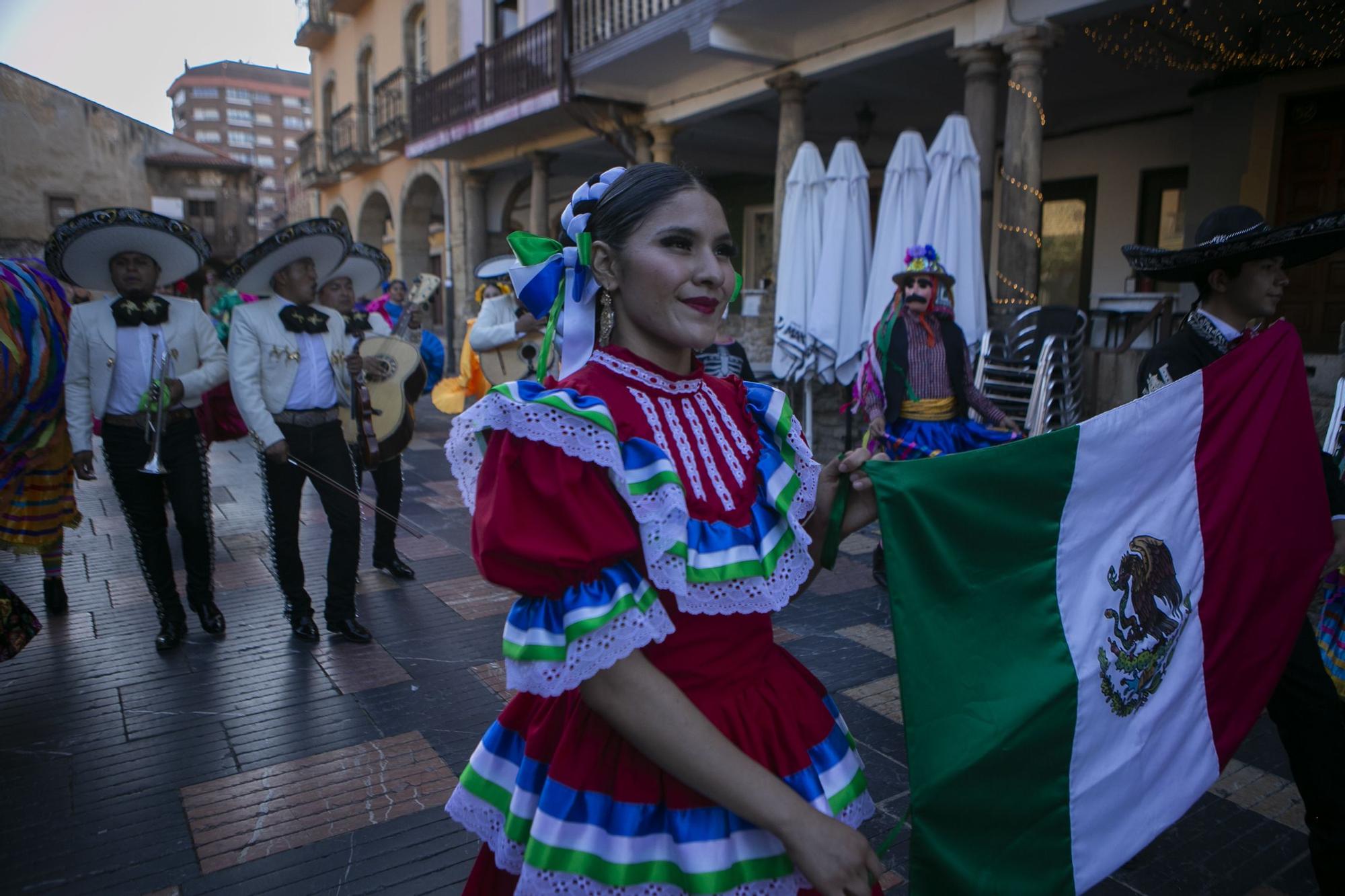 El festival de música y danzas populares llena las calles de Avilés de color