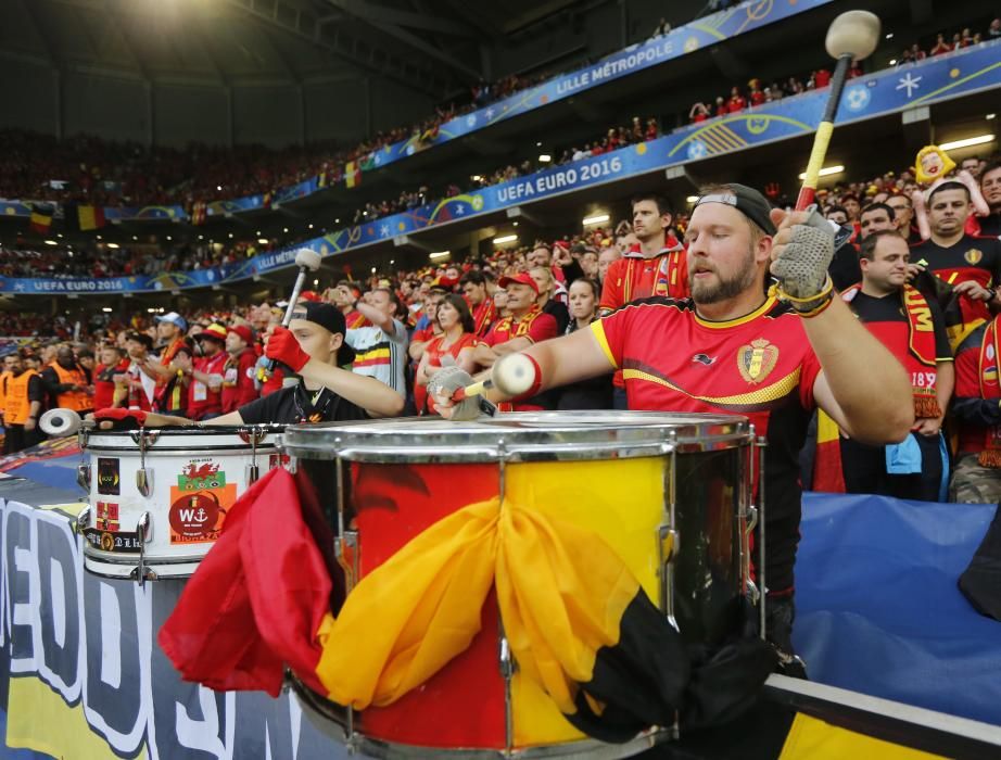 Las hinchadas del partido entre Gales y Bélgica de los cuartos de final de la Eurocopa de Francia.