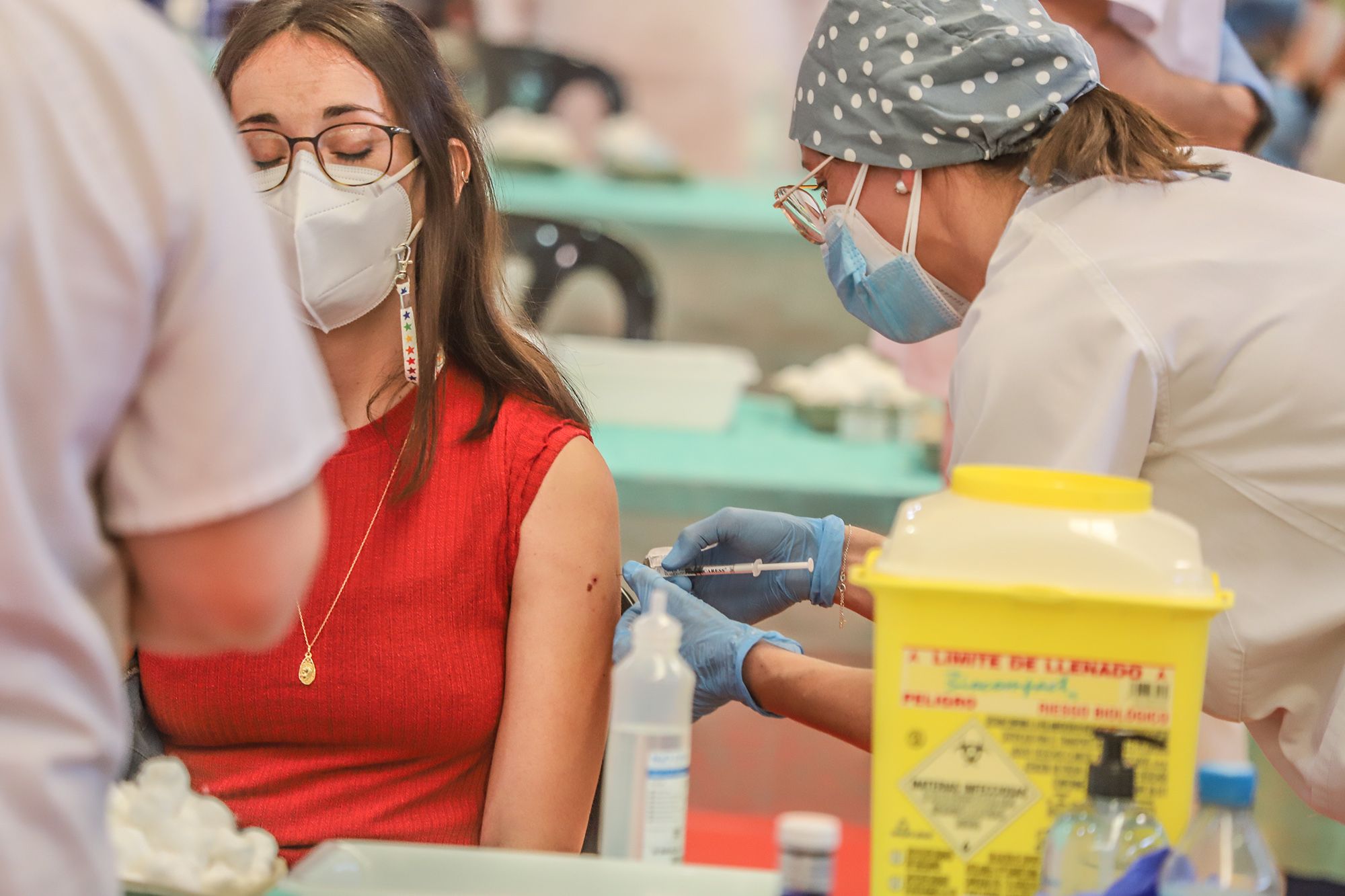 Sanidad vacuna en Orihuela a 6.000 docentes, personal de centros educativos y farmacéuticos contra el Covid-19