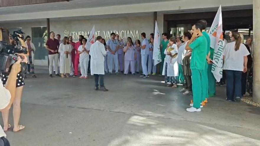 Concentración para cerrar la huelga de médicos este viernes ante el Hospital General de Elche