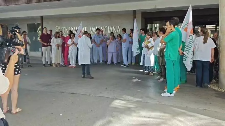 Concentración para cerrar la huelga de médicos este viernes ante el Hospital General de Elche