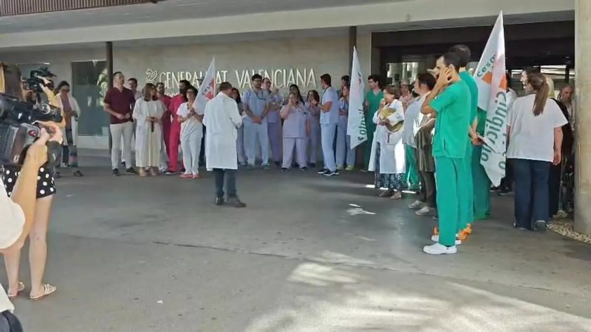 Protestas a las puertas de los hospitales para cerrar la huelga: "Los médicos estamos pidiendo ayuda a gritos"