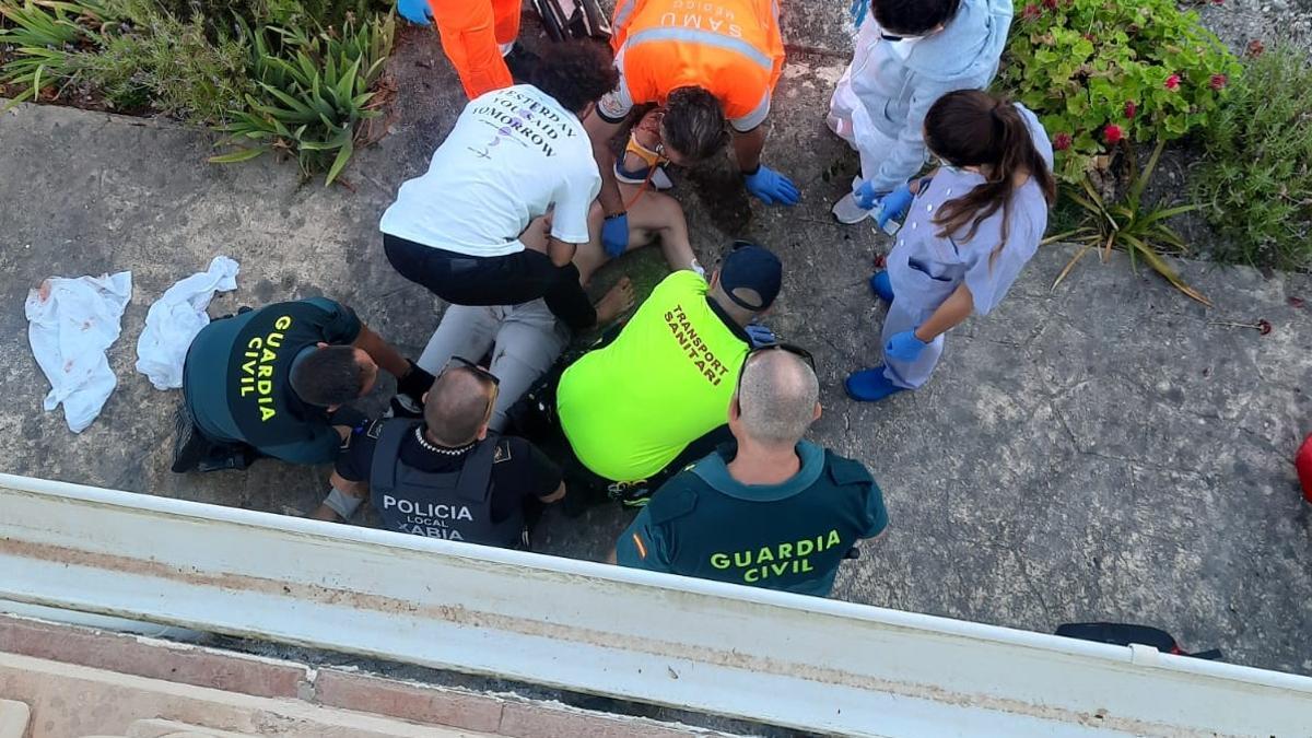 Actuación conjunta de la Guardia Civil, la Policía Local y los sanitarios de atención a un joven accidentado en Xàbia