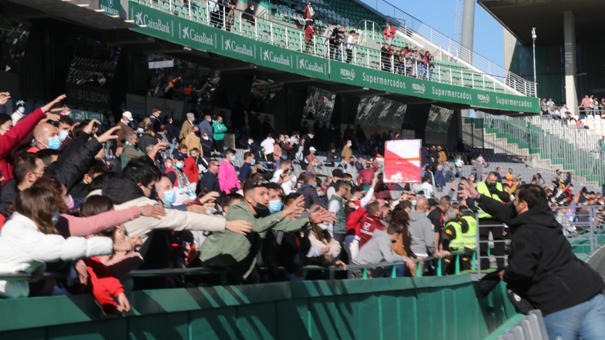 Varios niños cogen los regalos entregados por voluntarios del Córdoba CF, este domingo, en El Arcángel.