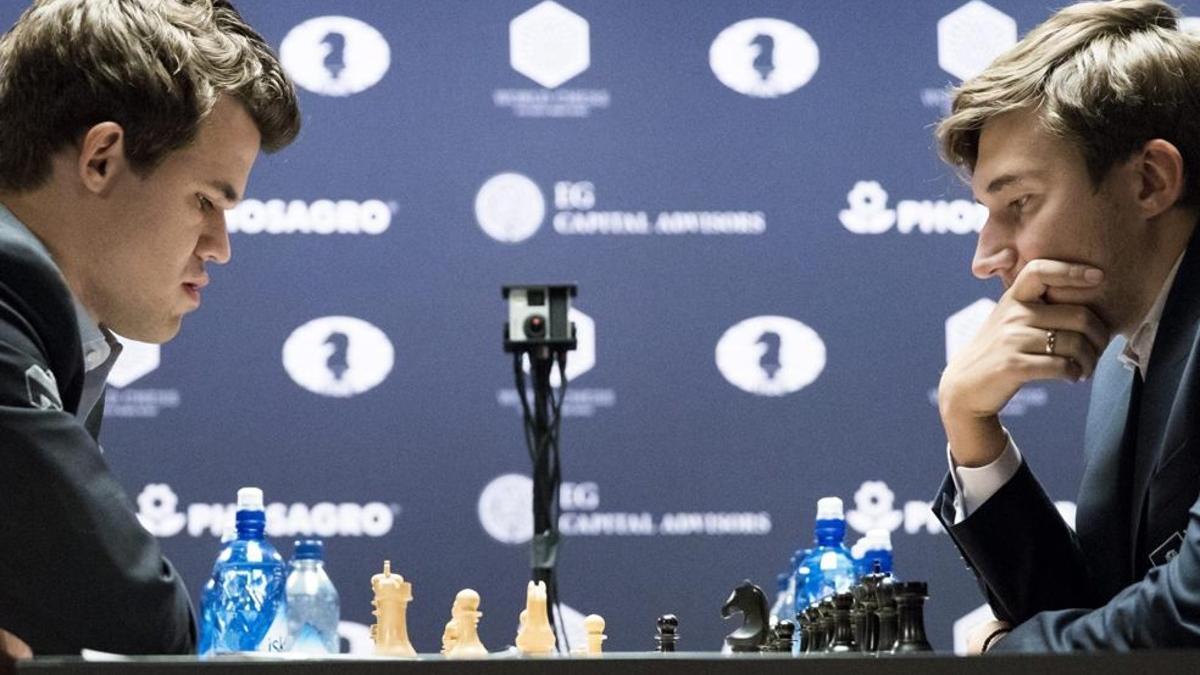 Sergey Karjakin disputando una partida con Magnus Carlsen