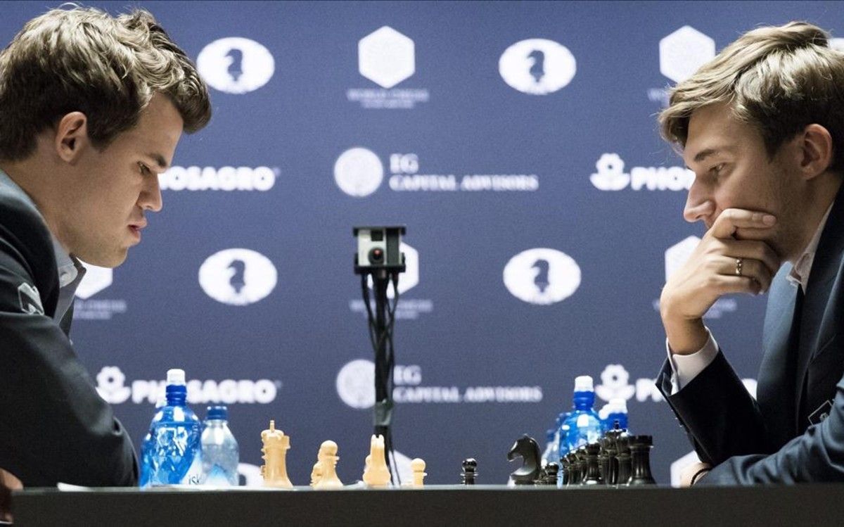 Sergey Karjakin disputando una partida con Magnus Carlsen