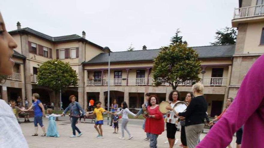 Participantes en una actividad de danza prima en la plaza Mayor de Llaranes.