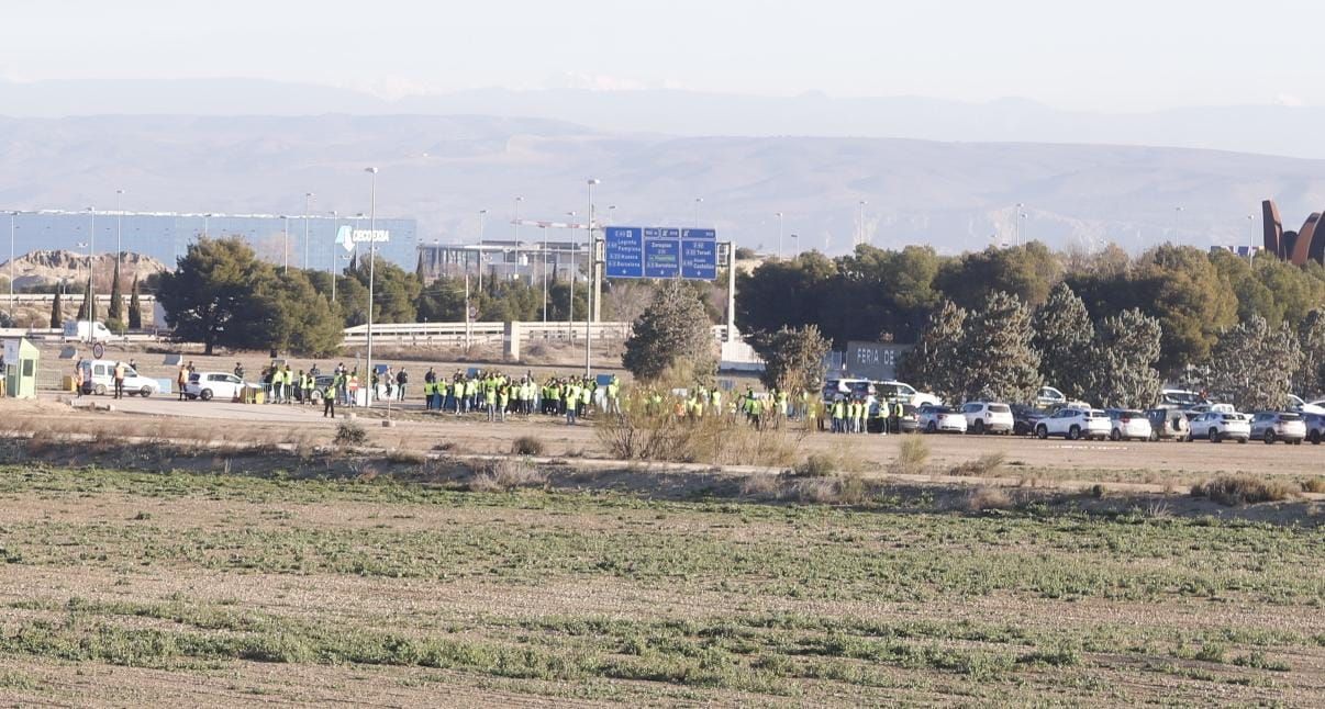 En imágenes | Grupos de agricultores protestan en las inmediaciones de la Feria de Zaragoza