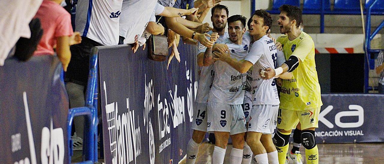 El quinteto del Alzira FS celebra el primer tanto del partido, de Javi Sena. | LEVANTE-EMV