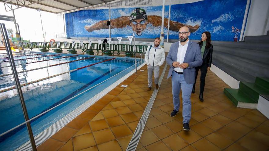 El concejal de Deportes, Aridany Romero, visita las instalaciones de la Piscina 29 de Abril.