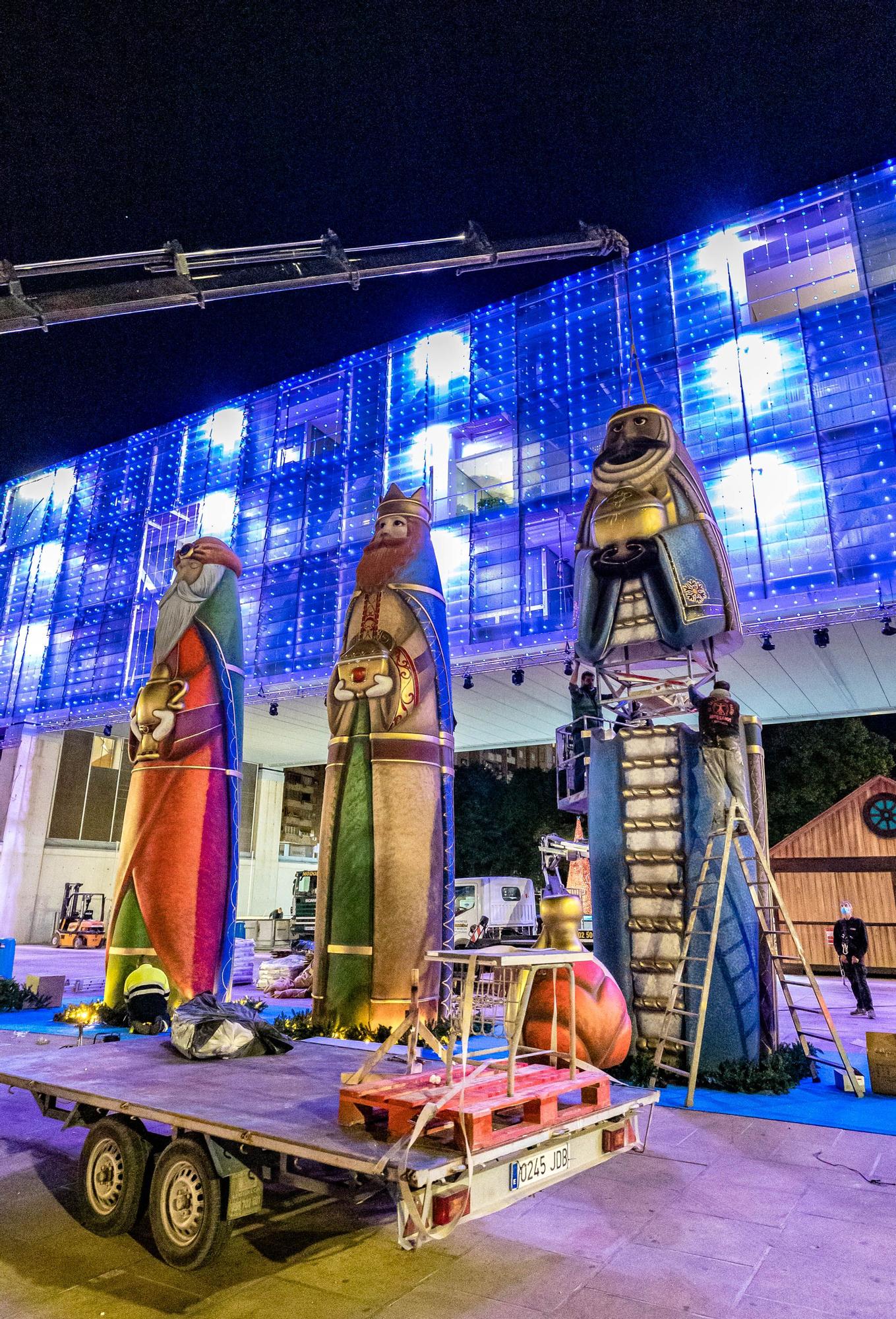 Los Reyes Magos de 10 metros toman la plaza de la Navidad de Benidorm