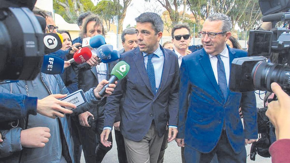 Mazón atén la premsa