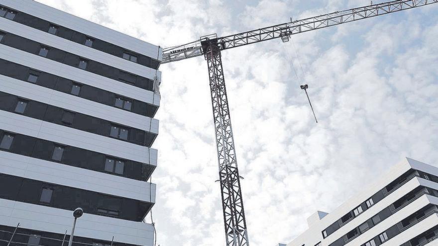 Una grúa en un edificio en obras.