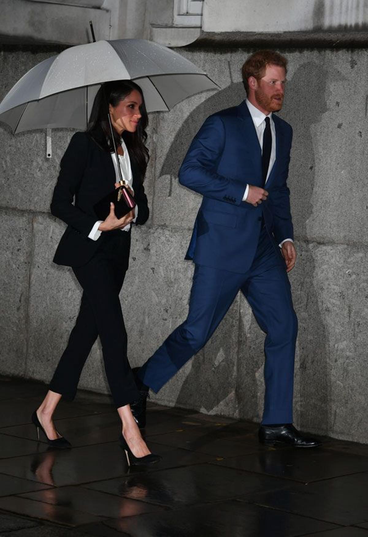 Meghan Markle con traje de chaqueta de Alexander McQueen junto al príncipe Harry