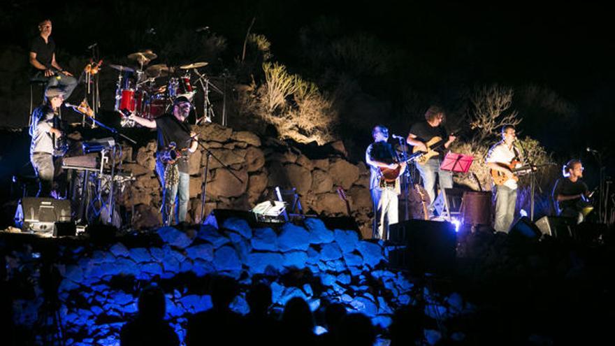 Un momento del concierto del grupo Non Trubada en la explanada de La Fortaleza de Ansite de Santa Lucía.