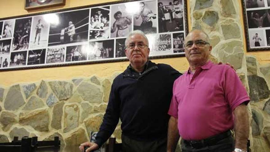 Paco Amoedo y Javier Ledo, ayer en el Furancho de Franchu, decorado con fotos históricas del Saudade. // J. Lores