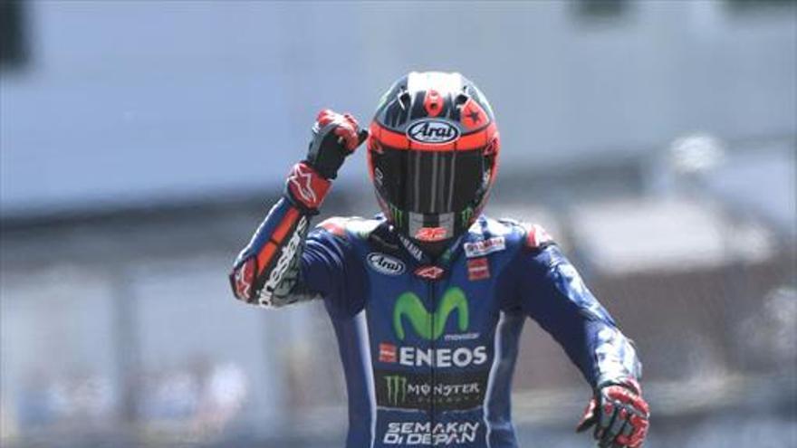 Valentino Rossi se cae por querer homenajear a Hayden