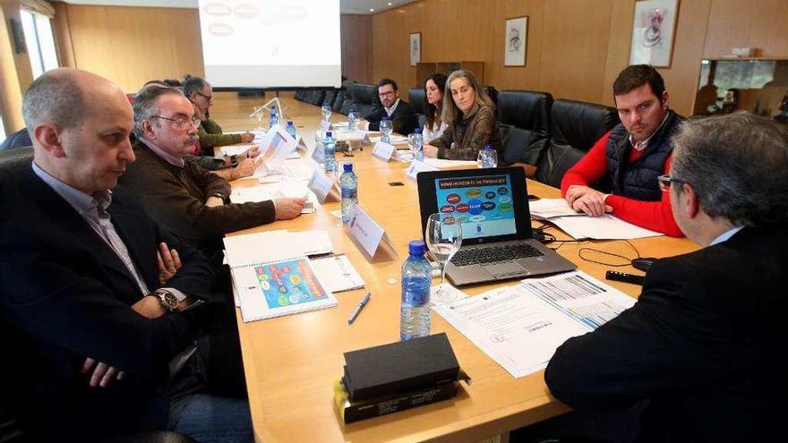 El consejo rector de la Agasp, reunido al mediodía de ayer en su sede de A Estrada. // Bernabé / Cris M.V.