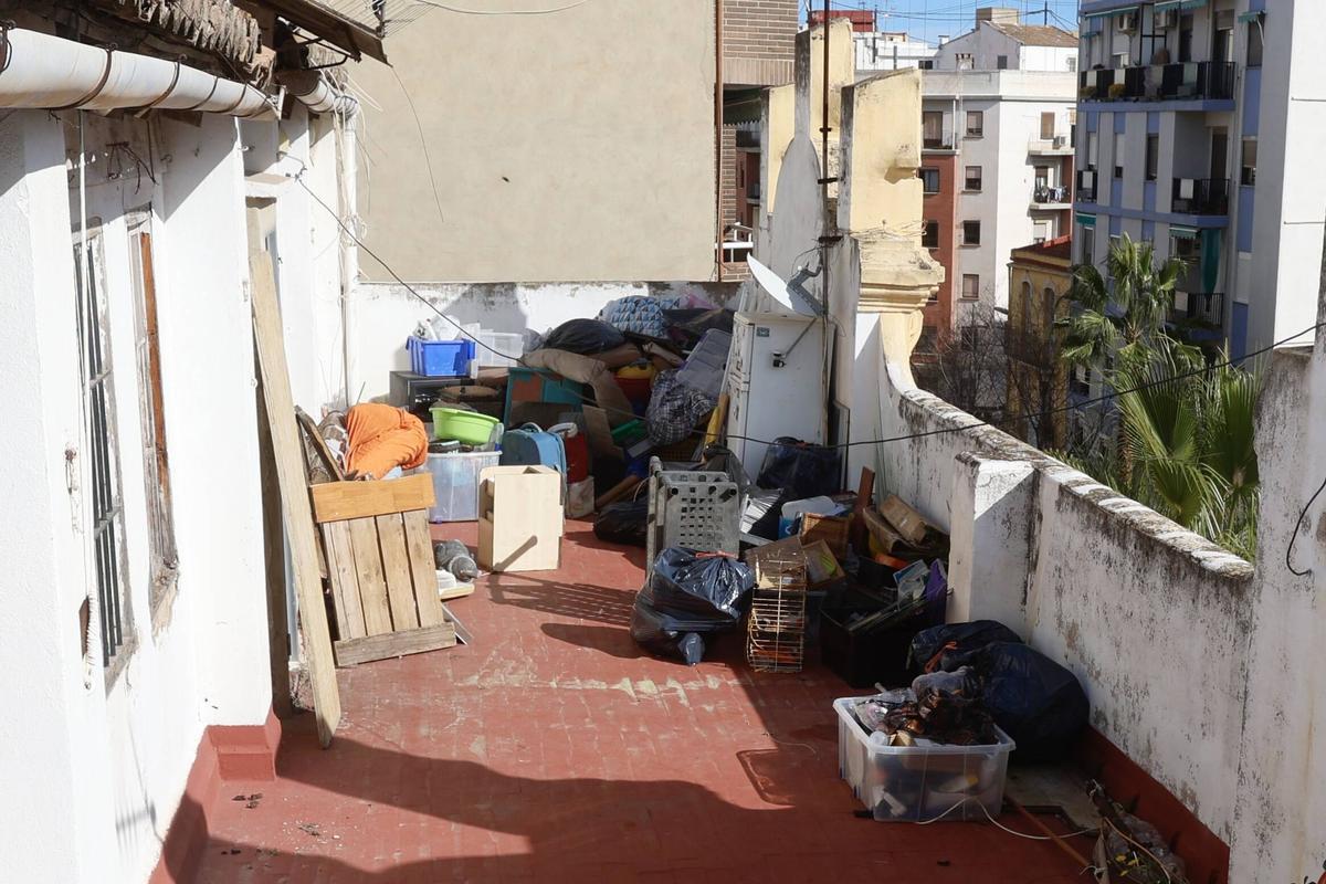 Trastos apilados en una de las terrazas del edificio okupado
