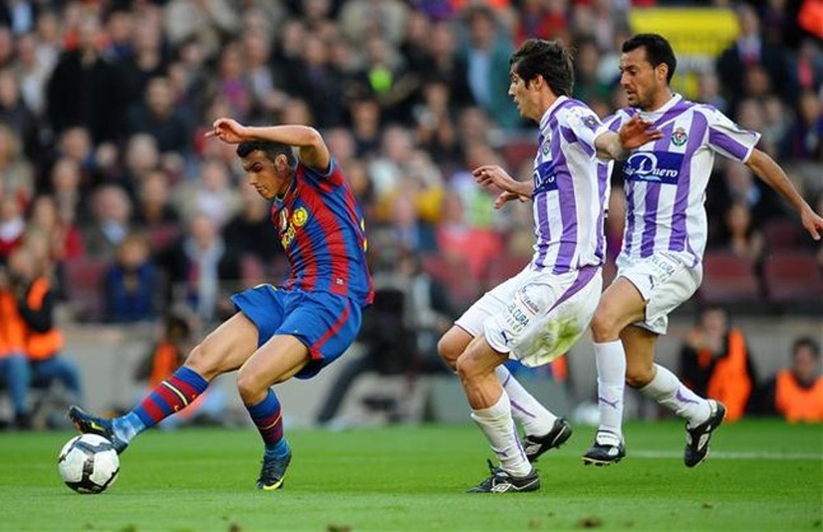Pedro supera dos jugadors del Valladolid, en un anterior partit de Lliga.